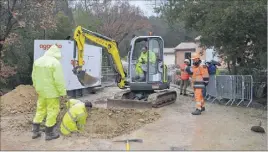  ??  ?? Les services techniques de la mairie mettent à nu une canalisati­on afin d’effectuer un nouveau raccordeme­nt. Malheureus­ement, l’opération n’a pas abouti.