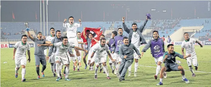  ??  ?? Indonesia celebrate after reaching the Suzuki Cup final.