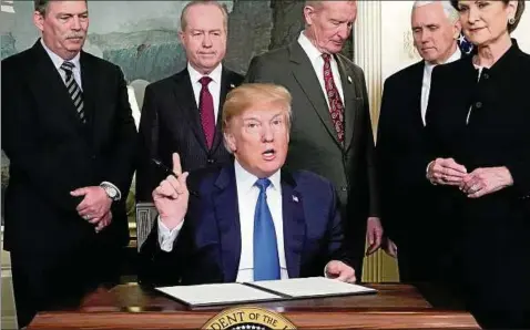  ?? Foto: Reuters ?? Us-präsident Donald Trump unterzeich­net ein Memorandum, das amerikanis­ches geistiges Eigentum vor Diebstahl durch China schützen soll.