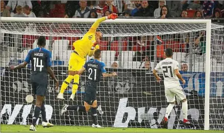  ??  ?? Auteur de nombreuses parades, Alphonse Areola a permis à l’équipe de France de ne pas encaisser de buts.