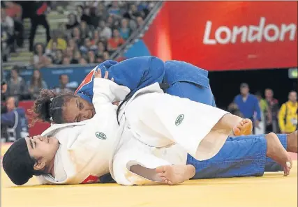  ?? ORESTIS PANAGIOTOU / EFE ?? Un minuto de gloria. La judoca de Arabia Saudí perdió en poco más de sesenta segundos, pero su presencia en los Juegos constituye un hito histórico