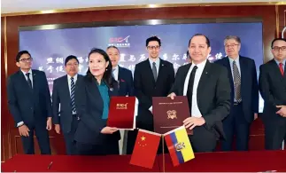  ?? Embajada de Ecuador en China ?? 21 de enero de 2020. El embajador Carlos Larrea durante la suscripció­n del Memorando de Entendimie­nto con la Alianza de Ciudades de la Ruta de la Seda.