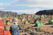  ??  ?? Unberührte Natur? Fehlanzeig­e. Das Barranco Camp entpuppt sich als bunte Zeltlandsc­haft. Auch der Müll ist inzwischen ein Problem.