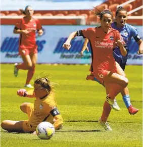  ?? RICK BOWMER AP ?? Houston’s Shea Groom (6) beats Chicago goalie Alyssa Naeher before scoring.