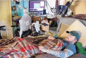  ?? SEAN RAYFORD/ASSOCIATED PRESS ?? Jim Taft watches television from the confines of his bed at his home in West Columbia, S.C. Taft has experience­d debilitati­ng pain from an implanted spinal-cord stimulator.