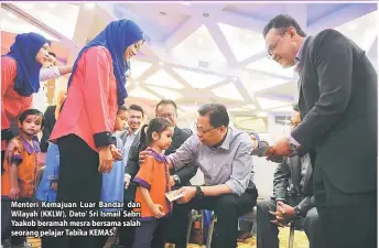  ??  ?? Menteri Kemajuan Luar Bandar dan Wilayah (KKLW), Dato’ Sri Ismail Sabri Yaakob beramah mesra bersama salah seorang pelajar Tabika KEMAS.