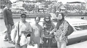  ??  ?? (From right) Dahlia and Rosmah pose with Raymond (centre) prior to his departure to Dalat via speedboat.