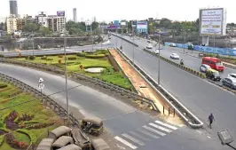  ?? (AFP) ?? Deserted roads in Bandra during a weekend lockdown imposed by the local government of the western Indian state of Maharashtr­a amidst rising COVID-19 cases, in Mumbai on Saturday