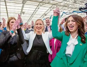  ?? ?? ALEGRÍA. Michelle O’neill celebra con miembros de su partido el triunfo en las elecciones.