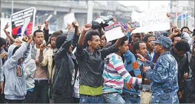  ??  ?? Protestant­en tijdens een der demonstrat­ies tegen de regering in Ethiopië. (Foto: Reuters.com)