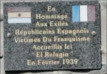  ??  ?? Plaque apposée sur le mur du refuge en mémoire des républicai­ns espagnols