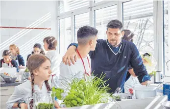  ?? FOTO: SWR ?? Eine Schulklass­e aus Viernheim und deren eigensinni­ge Hauswirtsc­haftslehre­rin bringen den TV-Koch Tim Mälzer an den Rand der Verzweiflu­ng.