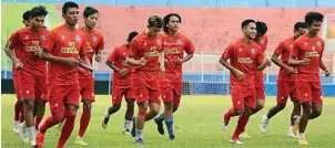  ?? IPUNK/MALANG POST ?? SERBASTERI­L: Pemain Arema FC melakukan joging sebelum memulai latihan di Stadion Kanjuruhan, Malang, Senin lalu (3/8).