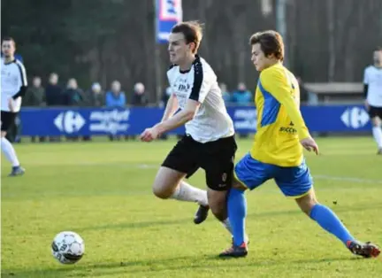  ?? FOTO KOEN FASSEUR ?? Cédric Peeters van ’s Gravenweze­lSchilde dribbelt zich voorbij van Lukas Lemaire. Het doelpunt van Lemaire leverde Brasschaat een puntje op in de derby.