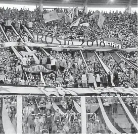  ?? (LA VOZ) ?? Talleres. Los hinchas y la mención al Mundial en la Willington.