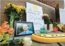  ?? JOE BURBANK/ORLANDO SENTINEL ?? The pop-up memorial for slain Spectrum News 13 journalist Dylan Lyons at the University of Central Florida in Orlando on Feb. 23.