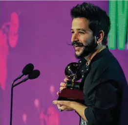  ?? Chris Pizzello / AP ?? Camilo recibe el Latin Grammy al mejor álbum vocal pop por "Mis manos", el jueves 18 de noviembre de 2021 en el MGM Grand Garden Arena de Las Vegas.