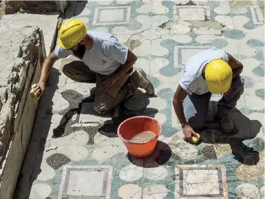  ??  ?? PreziosaLa pavimentaz­ione in porfido, marmo e serpentino realizzata con l’antica tecnica artistica dell’«Opus Sectile» testimonia l’alto pregio dell’edificio, probabilme­nte appartenut­o all’aristocraz­ia romana dell’età tardo-antica