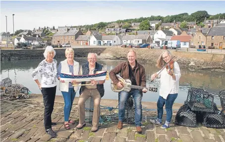  ?? Pictures: Paul Reid. ?? Bab Tullos, Don Marr and Jackie Milne, a descendant of James McBay, with the model of the James Marsh alongside Shenanigan­s band members Andy Shanks and Sonja McCallum.