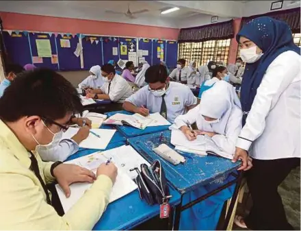  ?? HAIRUL ANUAR RAHIM PIC BY ?? Students wearing masks during lessons at SMK Pasir Gudang 2 in Pasir Gudang yesterday.