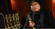  ??  ?? Bong Joon-ho est le premier réalisateu­r coréen a remporter un Oscar et Parasite est le premier long métrage en langue étrangère à remporter celui du meilleur film (Photo AFP)
