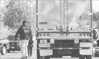  ??  ?? El camión en que viajaban los migrantes fue encontrado en el estacionam­iento de una tienda de autoservic­io; del vehículo fueron sacados y llevados varios de los ocupantes en otros autos, según videos de seguridad ■ Foto Xinhua