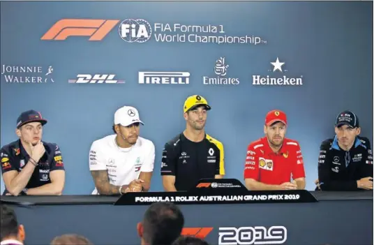  ??  ?? DE ESTRENO. Verstappen, Hamilton, Ricciardo, Vettel y Kubica fueron los pilotos de la primera rueda de prensa de la FIA de 2019 en Australia.