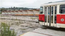  ?? Foto: Michal Turek, MAFRA ?? Areál vozovny V Hloubětíně nyní parkují tramvaje čekající na modernizac­i, v provozu je menší hala (v pozadí).