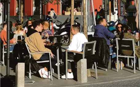  ?? FOTO REUTERS ?? Lidé v Madridu sedí na zahrádkách restaurací a užívají si noční život téměř jako před pandemií. Některá opatření jsou však stále v platnosti.