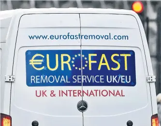  ?? Foto: Reuters / Toby Melville ?? Geht es nach Premier David Cameron, so fährt dieser Lieferwage­n einer britischen Übersiedlu­ngsfirma auch in Zukunft unter europäisch­er Flagge.