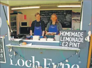  ?? 08_a23Fynefes­t03 ?? Tom Barstow and Virginia Sumsion serve up fresh Loch Fyne oysters.