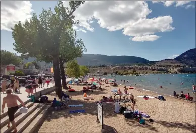  ?? JOE FRIES/Penticton
Herald ?? Sun worshipper­s got all they could handle Monday at Okanagan Beach in Penticton.