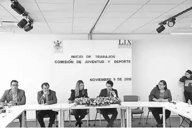  ??  ?? La Comisión de la Juventud y el Deporte de la LIX legislatur­a local repudió el asesinato de la hija de la diputada federal Carmen Medel. /Martín Venegas