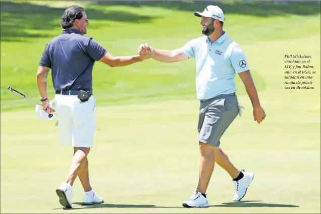  ?? ?? Phil Mickelson, enrolado en el LIV, y Jon Rahm, aún en el PGA, se saludan en una ronda de prácticas en Brookline.