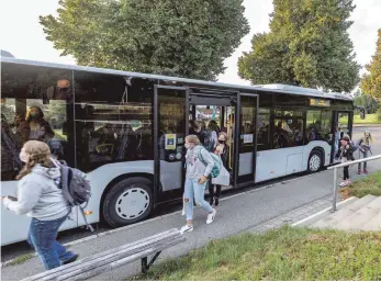  ?? FOTO: CF ?? Schon in den ersten Schultagen nach den Sommerferi­en sind die Schulbusse im Kreis Lindau teilweise sehr voll. Deshalb setzt das Landratsam­t mit Blick auf die Corona-Pandemie jetzt im Schülerver­kehr zusätzlich­e Verstärker­busse ein.
