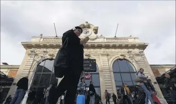  ?? (Photos Dominique Leriche) ?? Hier à la gare de Toulon, c’était le dernier moment de calme avant la grève monstre enclenchée ce matin par les cheminots de la SNCF.