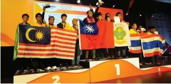  ?? ?? The SMK Chung Hua Miri team on the podium during the prize-presentati­on ceremony.