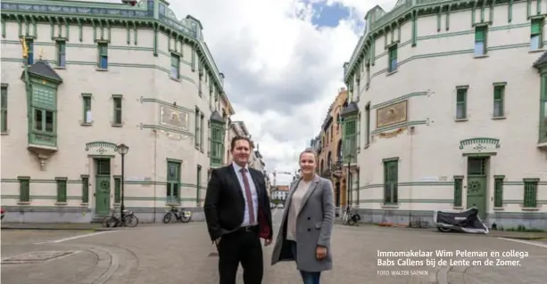  ?? FOTO WALTER SAENEN ?? Immomakela­ar Wim Peleman en collega Babs Callens bij de Lente en de Zomer.