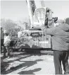  ?? ?? ■ Juan Antonio Garza García, alcalde de Castaños, supervisó el inicio de las reparacion­es del pozo de la colonia California.