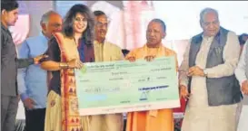  ?? DEEPAK GUPTA/HT PHOTO ?? Chief minister Yogi Adityanath distributi­ng cheques at the ODOP summit organised at Awadh Shilpgram on Sunday.