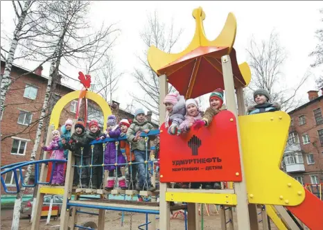  ?? PROVIDED TO CHINA DAILY ?? Children on a slide financed by Udmurtia Petroleum Corporatio­n of Russia.