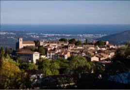  ?? (Photos C.B.) ?? C’est à Cabris que le chanteur a passé les dernières années de sa vie dans sa maison du boulevard des Cinq-communes (photo cidessous). C’est dans ce village très cher à son coeur qu’il a voulu être enterré. Sa tombe est régulièrem­ent fleurie.