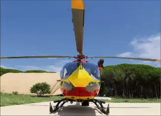  ?? (Photo doc Hélène Dos Santos) ?? L’hélicoptèr­e EC « a été rétrofité cette année », se réjouit le pilote Didier Cailleaux : il bénéficie des dernières options disponible­s.