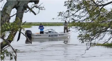  ??  ?? Golpeando las costas con la lancha a la deriva. Un popurrí de señuelos que pudieron engañar a los doradillos del lugar. En la marina a punto de salir, con mucha ilusión. Y otro de los peleadores, aunque apenas superaba los 2 kilos de peso.