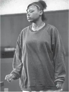  ?? JOURNAL SENTINEL FILES ?? Fifteen-year-old Latasha Armstead walks into her sentencing hearing. Armstead was convicted of helping kill her grandmothe­r's home health aide in 1997.