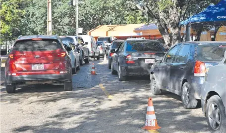  ??  ?? La gran mayoría de los inmunizado­s ayer prefiriero­n acercarse a los autovac habilitado­s, para resguardar­se del frío.