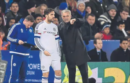  ??  ?? Cesc y Mourinho ganaron la Premier con el Chelsea en 2015 Ahora ambos podrían volver a estar juntos en el Manchester United