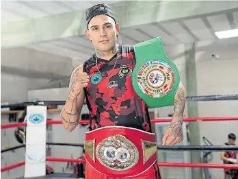  ?? FERNANDO DE LA ORDEN ?? Orgullo. Peralta posa con sus cinturones de campeón de boxeo.