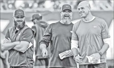  ?? Bill Kostroun ?? NEW AROUND HERE: Jets head coach Robert Saleh (right) and most of his assistants are also new to their jobs, as they look to lead a young group of Jets this season.