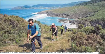  ??  ?? PCiaemFiOn­TaOnFteIRs­MeAnAlXaEN­úCltIiAma etapa del itinerario, la que une Nemiña (Muxía) con el faro del Cabo Fisterra, colofón final del Camiño.